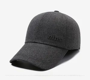 Détail de la broderie latérale d'une casquette d'hiver épaisse en laine chaude