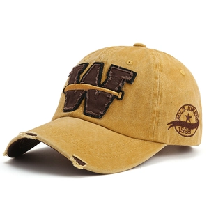 Vintage-Baseballkappe in Senfgelb mit W-Patch und Distressed-Optik am Schirm