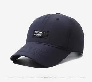 Dettaglio del cappellino sportivo blu scuro ad asciugatura rapida con cuciture rinforzate