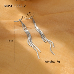 Detalle de pendientes de borla plateados que muestran la longitud de 11,5 cm y el ancho de 2,6