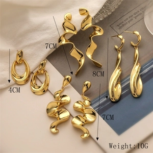 Detail view of irregular gold earrings with sizes 4cm to 8cm and 10g weight specifications