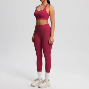 Detalle de los leggings de yoga de talle alto y sujetador deportivo en tela mate rojo baya
