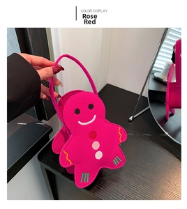 Détail du sac en feutre rose fuchsia en forme de bonhomme en pain d'épices avec broderie