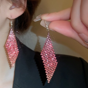 Élégantes boucles d'oreilles géométriques en forme de losange avec strass rose étincelant