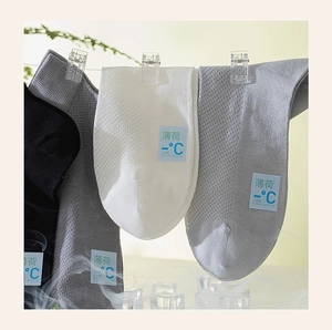 Breathable mesh texture and cooling sensation label on men's summer short socks