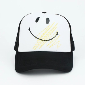Détail d'une casquette trucker blanche avec motif smiley et graffiti jaune imprimé