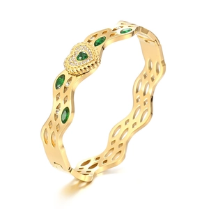 Fashion gold-plated stainless steel open bangle with green heart-shaped zircons and wavy patterns