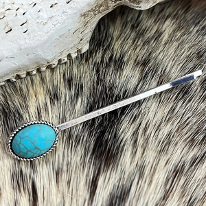 Detail of vintage turquoise flower hair clip with silver twisted rope edge design