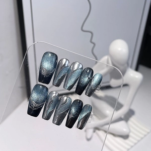 Faux ongles œil de chat pailletés et vagues métalliques argentées forme trapèze chic