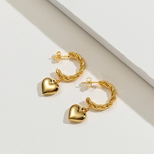 Orecchini a cerchio a C in acciaio dorato 14k con ciondolo a cuore e trama intrecciata