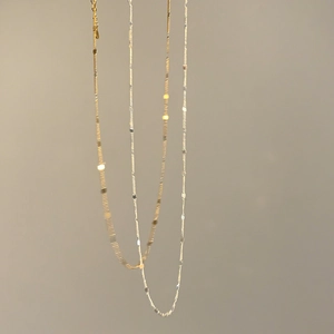 Détails de colliers à paillettes dorées et argentées avec disques métalliques réfléchissants