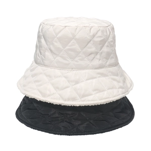 Chapeau bob réversible avec matelassage en losanges en coloris noir et beige