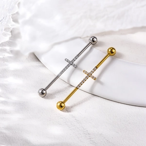 Piercings industriel en argent et or avec motif de croix ornée de cristaux