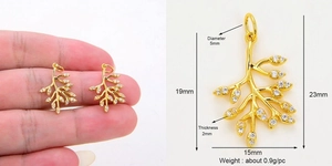 Vue détaillée de boucles d'oreilles feuille dorée avec zircon et dimensions indiquées