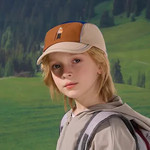 Cappellino baseball bimbi con design color-block e ricamo escursionista di montagna