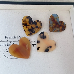 Lot de quatre pinces à cheveux en forme de cœur avec motifs léopard et marbre chic