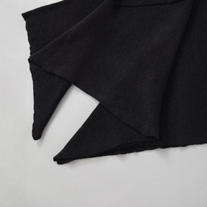 Mantella in maglia nera da donna con orlo asimmetrico e tessuto a coste di alta qualità