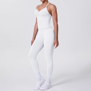 Nahaufnahme des weißen Yoga-Sets mit V-Ausschnitt-Trägertop und High-Waist-Leggings