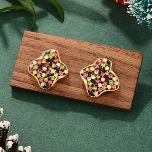 Boucles d'oreilles fleurs géométriques colorées avec zircons sur un support en bois
