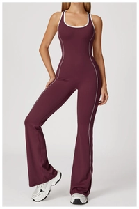 Dunkelroter Yoga-Jumpsuit mit Schlaghose, weißen Kontrastpaspeln und Rückenausschnitt