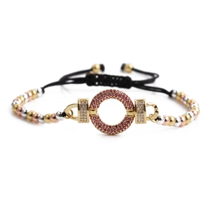 Geflochtenes Armband mit dreifarbigen Perlen und pinkfarbenem Zirkonia-Mittelstück