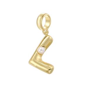 Détail macro du pendentif lettre L dorée avec une finition polie et une perle blanche