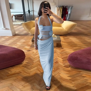 Détails des fleurs 3D et des découpes en résille sur une robe dos nu bleu clair élégante