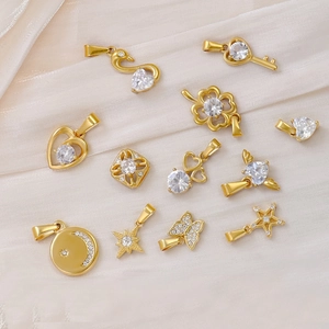 24K vergoldete Anhänger aus Edelstahl mit Zirkonia auf Satinhintergrund für DIY