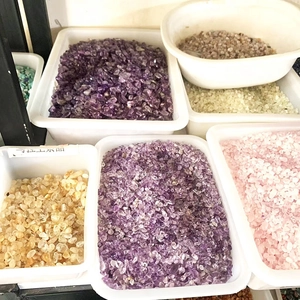 Assortiment de cristaux et pierres naturelles en vrac dans des bacs de stockage
