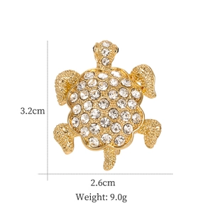 Détail d'une broche tortue en métal doré avec dimensions 3,2cm et incrustations cristaux