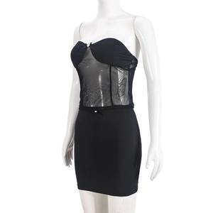 Détail de l'empiècement en mesh et du design bustier d'une mini-robe noire ajustée
