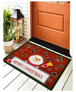 Detail einer Weihnachts-Fußmatte mit Schneemann-Muster auf roter gebürsteter Fläche