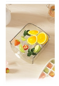 Boîte de rangement transparente pour glaçons avec des tranches de fruits frais