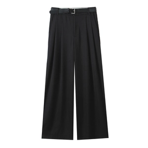 Détail d'un pantalon noir taille haute à jambes larges avec ceinture assortie