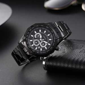Detail van zwart Geneva metalen chronograaf horloge met tachymeter op een portemonnee