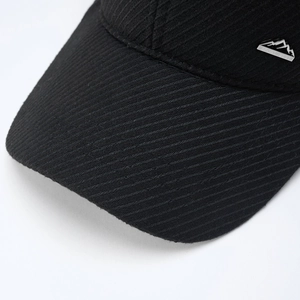 Nahaufnahme der schwarzen Kappe mit silbernem SPORT BEST Metall-Logo-Emblem