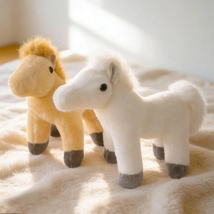 Porte-clés poney en peluche blanc et marron clair avec une fourrure douce et soyeuse