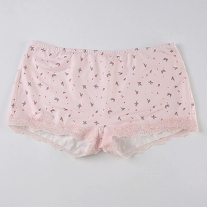 Détail du short à fleurs à taille haute avec bordure délicate en dentelle rose