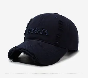 Détail de casquette bleu marine avec broderie NY&JA et bords effilochés style vintage
