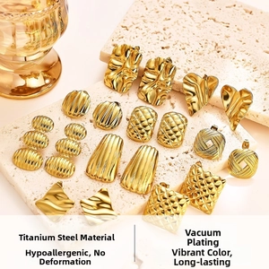 Détails de boucles d'oreilles en titane doré aux formes géométriques et fini texturé
