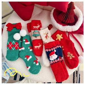 Détail de chaussettes de Noël en polaire corail chaude avec broderies et motifs 3D