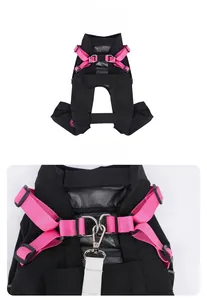 Détails des sangles en nylon rose et de l'anneau en D métallique sur le harnais noir