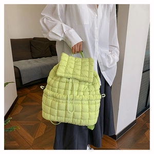 Zaino trapuntato verde fluorescente con chiusura a coulisse e dettaglio patta alla moda