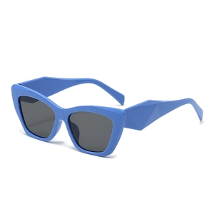 Glänzende blaue Cat-Eye-Sonnenbrille mit geometrisch eckigen Bügeln und dunklen Gläsern