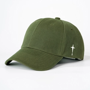 Détail de la casquette en coton olive avec broderie étoile blanche et tissu en sergé