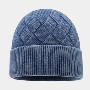 Dettaglio del berretto in maglia blu scuro con trama a diamante e bordo a costine