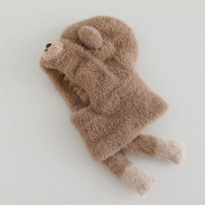 Détail du bonnet ours en peluche marron avec écharpe et texture de fourrure douce