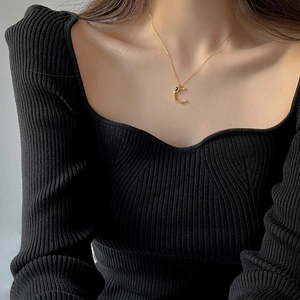 Collana minimalista in argento 925 con pendente irregolare a lettera C e perle vere