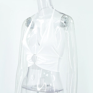 Détail du haut court blanc dos nu avec anneau métallique et tissu nervuré de qualité