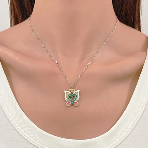 Emaille Schmetterling Halskette in Pastellfarben an einem Model mit weißem Oberteil